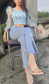 Jeans mit Perlen und geteilter Schleife