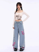 Jeans mit Schmetterlings-Print in Distressed-Optik in Rosa