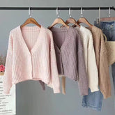 Strickjacke aus Wolle mit einem Knopf