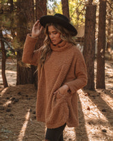 All Fired Up – Sherpa-Pullover mit Wasserfallausschnitt und Taschen