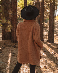 All Fired Up – Sherpa-Pullover mit Wasserfallausschnitt und Taschen