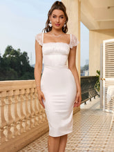 Robe moulante en satin à lacets contrastés dans le dos