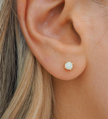 Clous d'oreilles en opale blanche