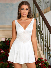 Kleid aus Satin mit kontrastierender Spitze