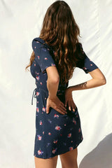 Robe courte portefeuille à manches bouffantes et imprimé floral vintage - Bleu marine