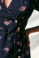 Robe courte portefeuille à manches bouffantes et imprimé floral vintage - Bleu marine