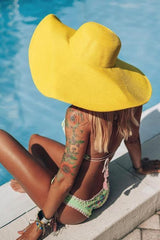 Gelber Strohhut mit breiter Krempe