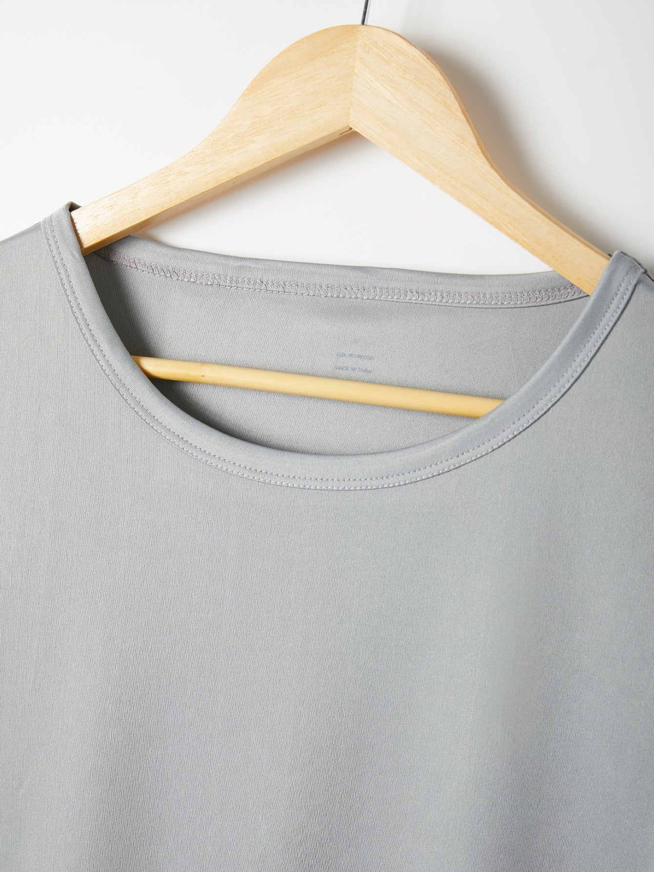 Solid Form-Fitting Crop Tee Sai Feel