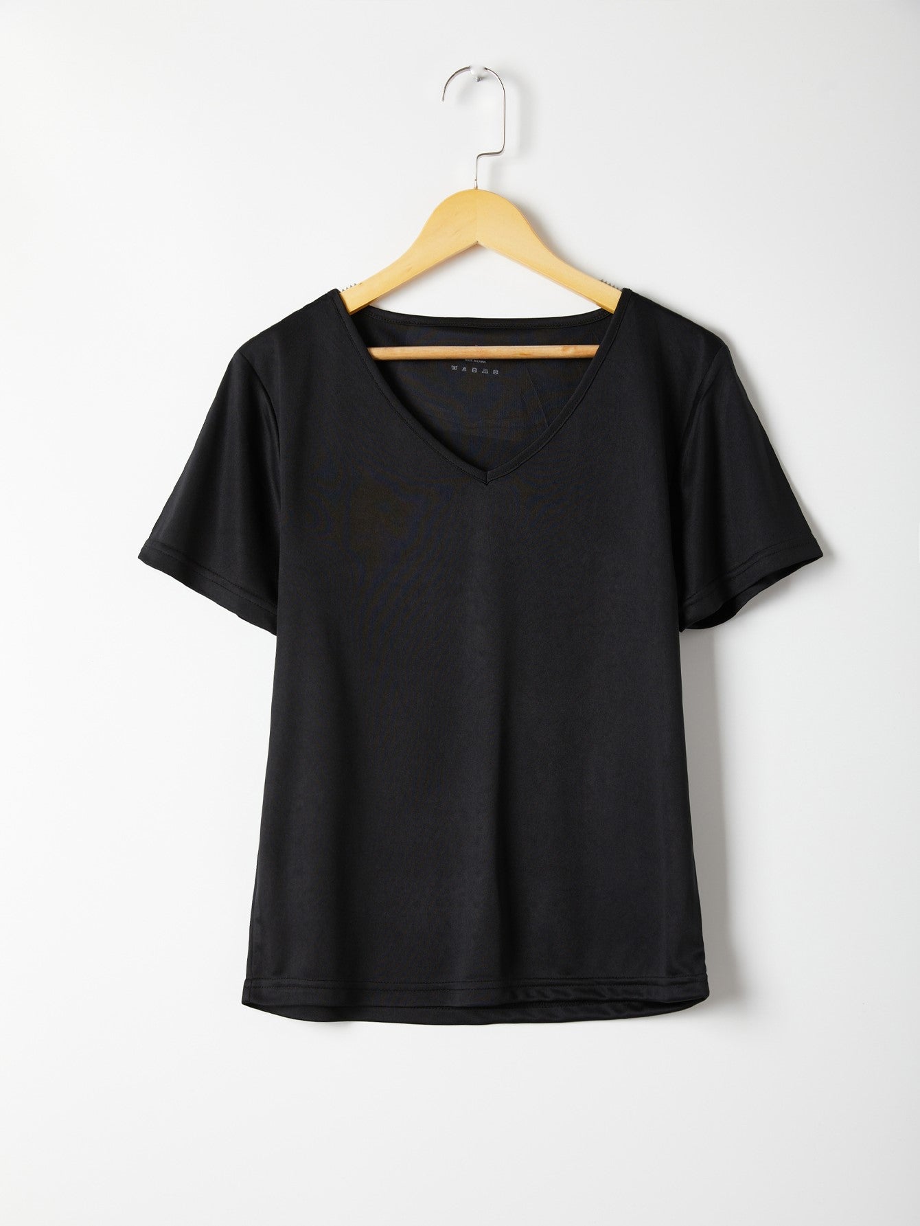 Solid V-Neck Form-Fitting Tee Sai Feel