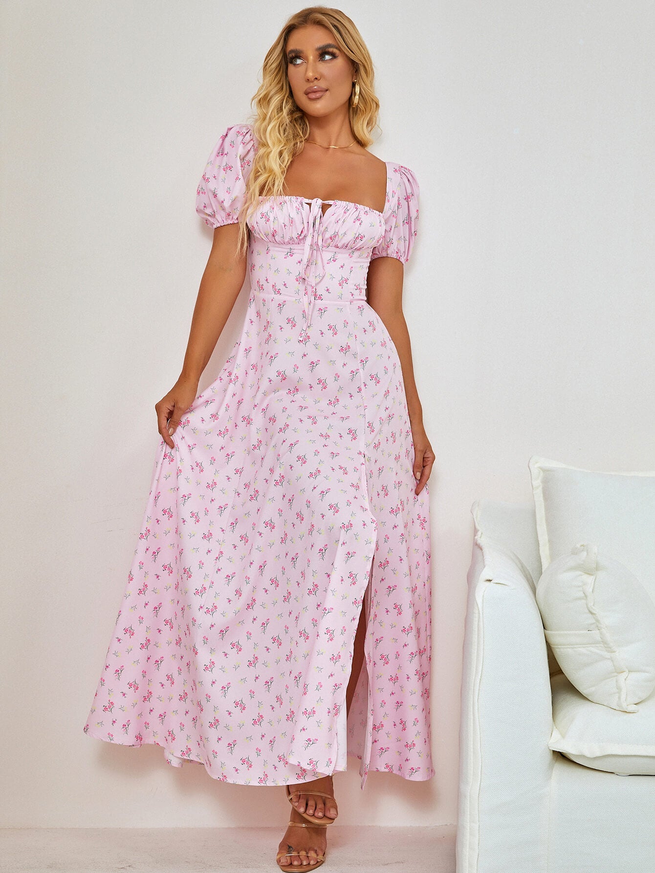 Robe à imprimé floral à manches bouffantes et fente haute