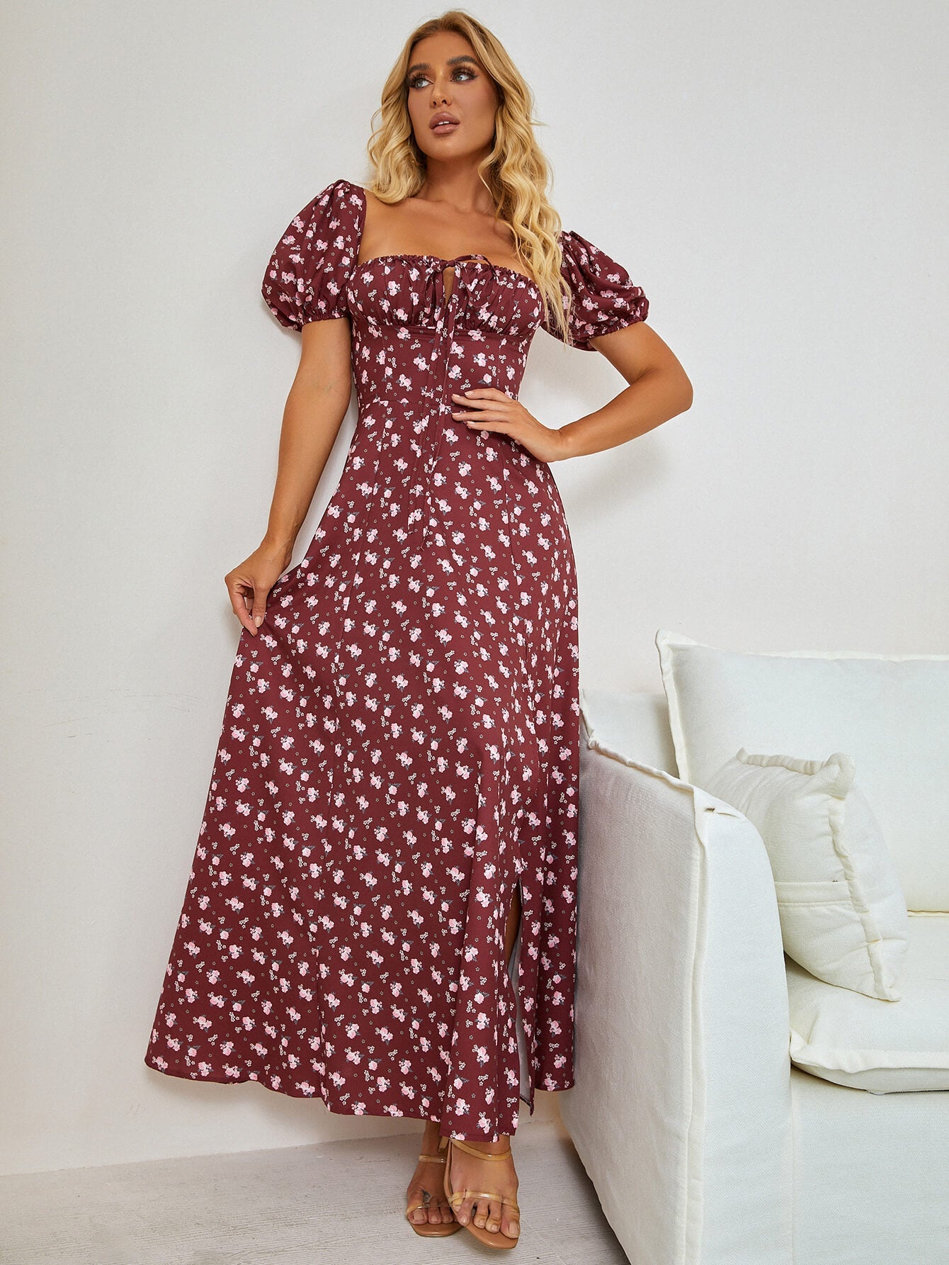 Robe à imprimé floral à manches bouffantes et fente haute