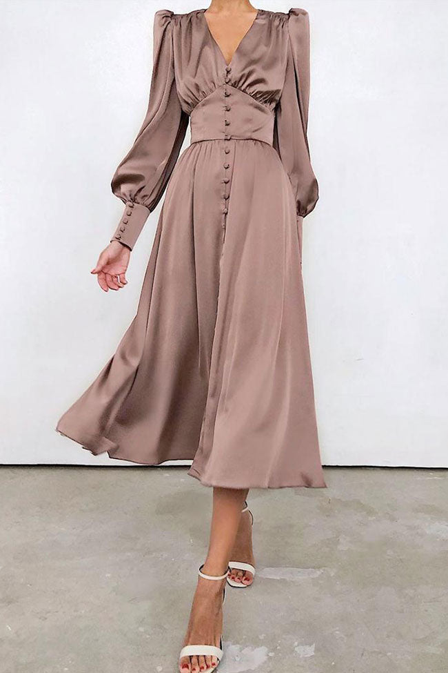 Robe chemise mi-longue boutonnée en satin soyeux à col en V et manches bouffantes - Marron