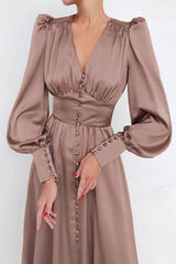 Robe chemise mi-longue boutonnée en satin soyeux à col en V et manches bouffantes - Marron