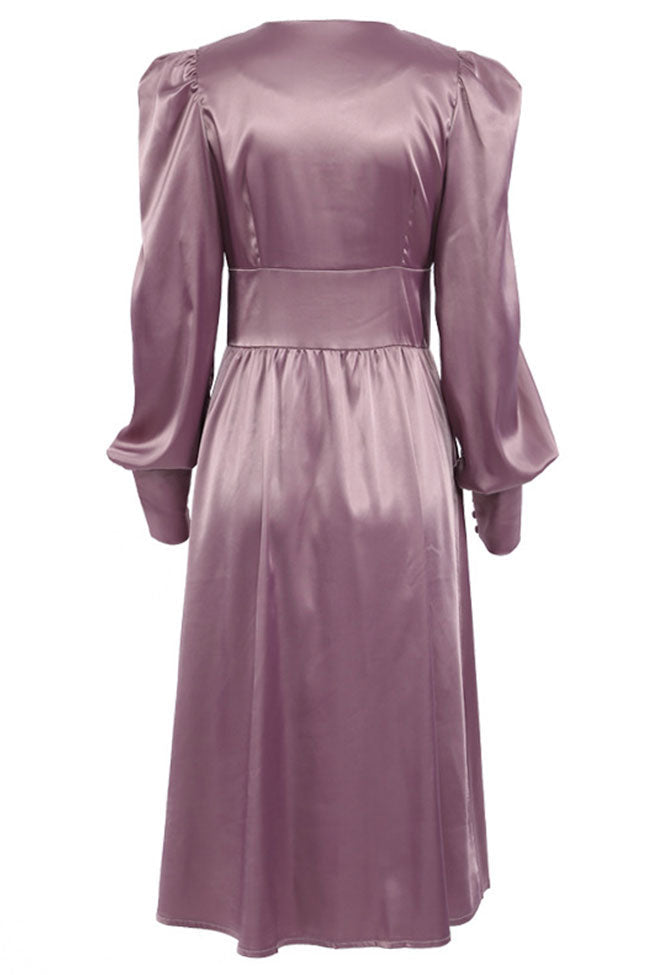 Robe chemise mi-longue boutonnée en satin soyeux à col en V et manches bouffantes - Violet