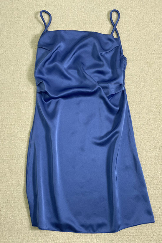 Robe courte en satin soyeux à encolure carrée et bretelles spaghetti froncées sur les côtés - Bleu