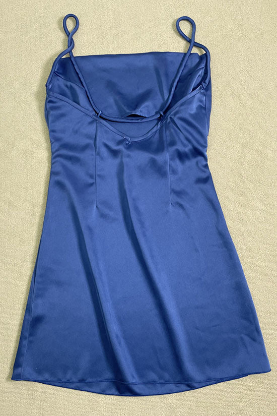 Robe courte en satin soyeux à encolure carrée et bretelles spaghetti froncées sur les côtés - Bleu